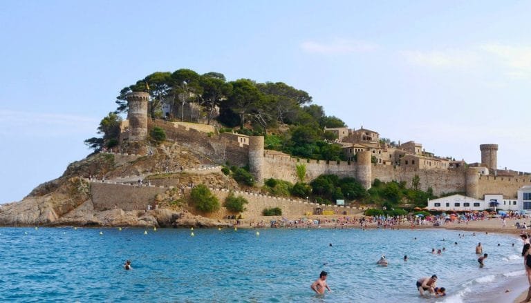 Murallas medievales de Tossa de Mar junto a la playa en la Costa Brava