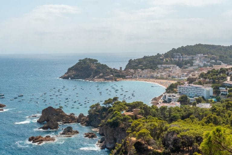 Vista aérea de Tossa de Mar con la playa y el casco antiguo amurallado en la Costa Brava
