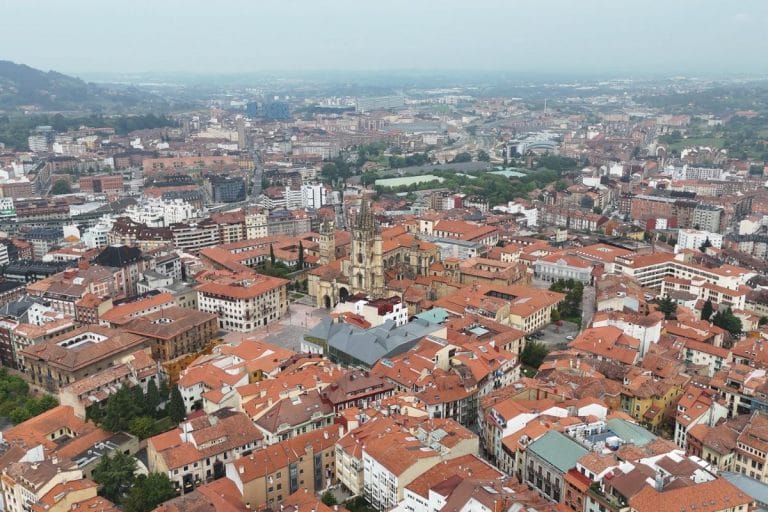 Vista aérea del centro histórico de Oviedo con la catedral de San Salvador, tejados rojizos y edificios emblemáticos