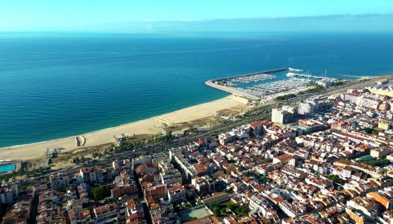 Vista aérea del puerto deportivo y la playa de Mataró en la costa de Barcelona