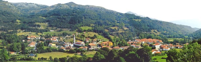 Vista panorámica del pueblo de Arredondo en Cantabria, rodeado de montañas y bosques verdes