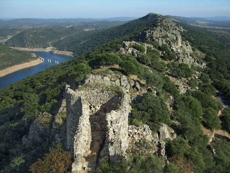 Vista panorámica desde el castillo de Monfragüe en Cáceres, con el río Tajo y las montañas del Parque Nacional de fondo