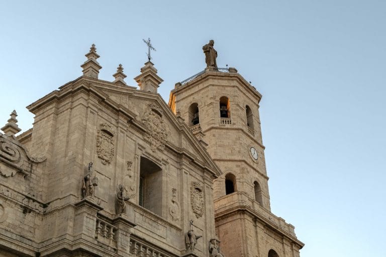 Iglesia de San Martín en Ribas de Campos, Palencia, templo románico con elementos góticos
