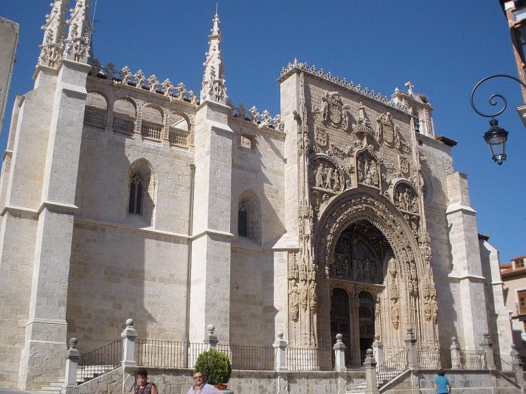 Fachada gótica de la Iglesia de Santa María la Real en Aranda de Duero, Burgos