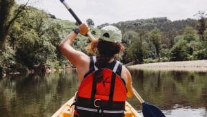 Disfruta de la ruta por el río Sella en canoa. Una inmersión total en la naturaleza y el exuberante paisaje verde de Asturias.