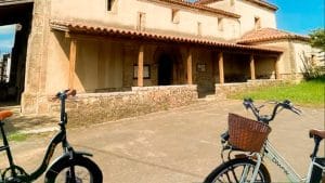Descubre el patrimonio histórico de Asturias en una ruta en e-bike. La bicicleta eléctrica te facilita llegar a iglesias y lugares de interés cultural.