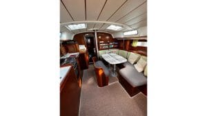 Descubre el cómodo y espacioso interior de nuestros barcos de alquiler. Perfecto para viajes largos en el mar, el alquiler de un velero en Denia te ofrece toda la comodidad para disfrutar.
