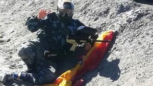 Disfruta de una divertida partida de paintball en un escenario natural. Vive la emoción de esta actividad en un entorno salvaje.