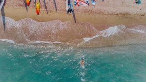 Vista aérea de la playa de Vera, un paraíso para los deportes acuáticos. Descubre el paddle surf, kayak y windsurf desde una nueva perspectiva.