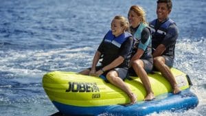 Navega en las aguas de Almería a bordo de una banana. Disfruta de una tranquila ruta en barco con amigos o familia, y descubre las costas desde el mar.