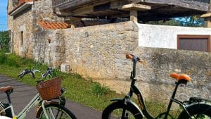 Explora la Asturias rural en bicicleta eléctrica. Una ruta en e-bike es perfecta para disfrutar del paisaje y la arquitectura tradicional asturiana.