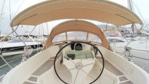 Disfruta de una divertida ruta en barco por Denia con amigos. La experiencia de alquiler de barcos es ideal para compartir momentos inolvidables y relajarse en el mar.