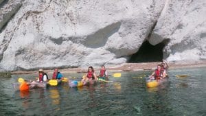 Explora la Ruta de los Piratas en Almería en kayak. Recorre calas escondidas y majestuosas cuevas marinas en una aventura inolvidable.