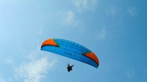 Disfruta del vuelo biplaza en parapente en Sopelana. Una actividad segura y emocionante para obtener las mejores vistas del Mar Cantábrico y la naturaleza de la costa vasca.
