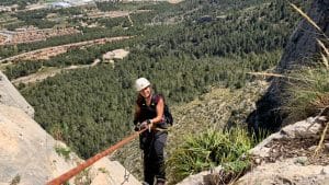 Siente la aventura y la altura en la Vía Ferrata Ponoig. Una ruta equipada con anclajes, peldaños y línea de vida para una experiencia de escalada al alcance de todos.