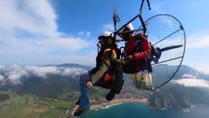 Consigue las mejores vistas panorámicas de la costa con un vuelo en Paramotor en Vizcaya. Una aventura de altura para observar el paisaje de forma inolvidable.