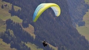 Siente la aventura de altura con un vuelo en parapente sobre la Sierra Salvada. Una actividad emocionante para experimentar la libertad y la naturaleza desde el aire.