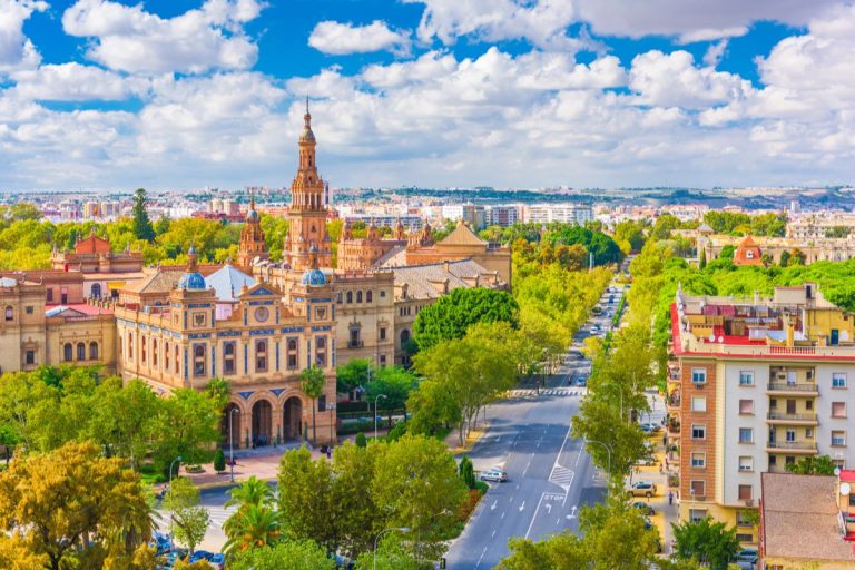 Paisaje urbano de Sevilla, España con Plaza de España