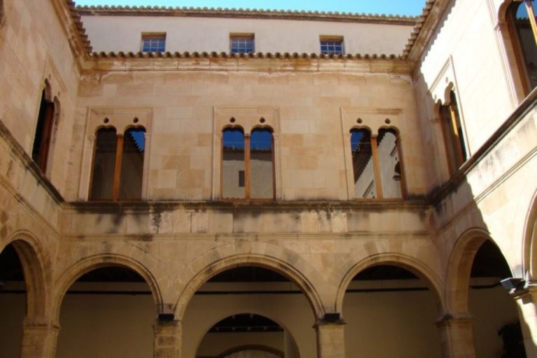 Patio interior del Palacio Municipal de Onil