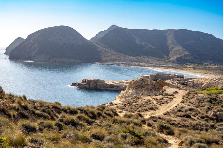 Playa y fortaleza de Rodalquilar en Cabo de Gata, España